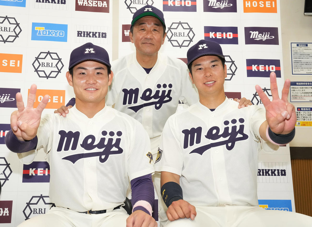 リーグ3連覇を達成し、笑顔で記念撮影に納まる明大・田中監督（上）、上田希（右）、杉崎（撮影・鈴木みどり）