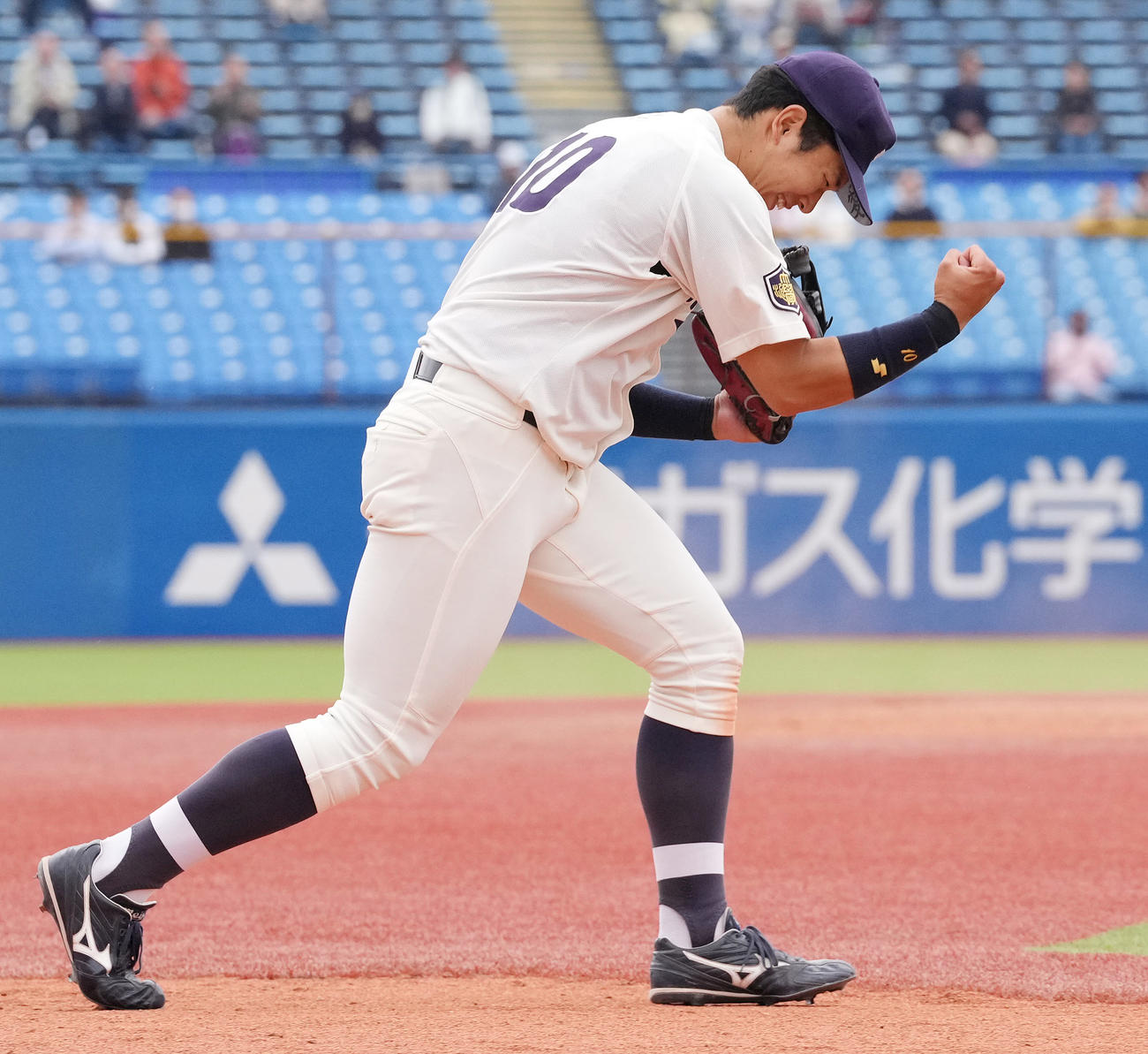 早大対明大　早大に勝利しリーグ3連覇を決め、ガッツポーズする明大・上田希（撮影・鈴木みどり）