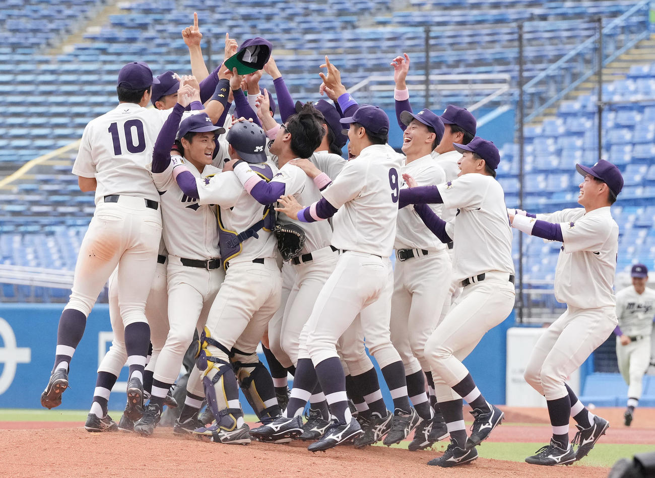 早大対明大　早大に勝利しリーグ3連覇を決め、喜びを爆発させる明大ナイン（撮影・鈴木みどり）