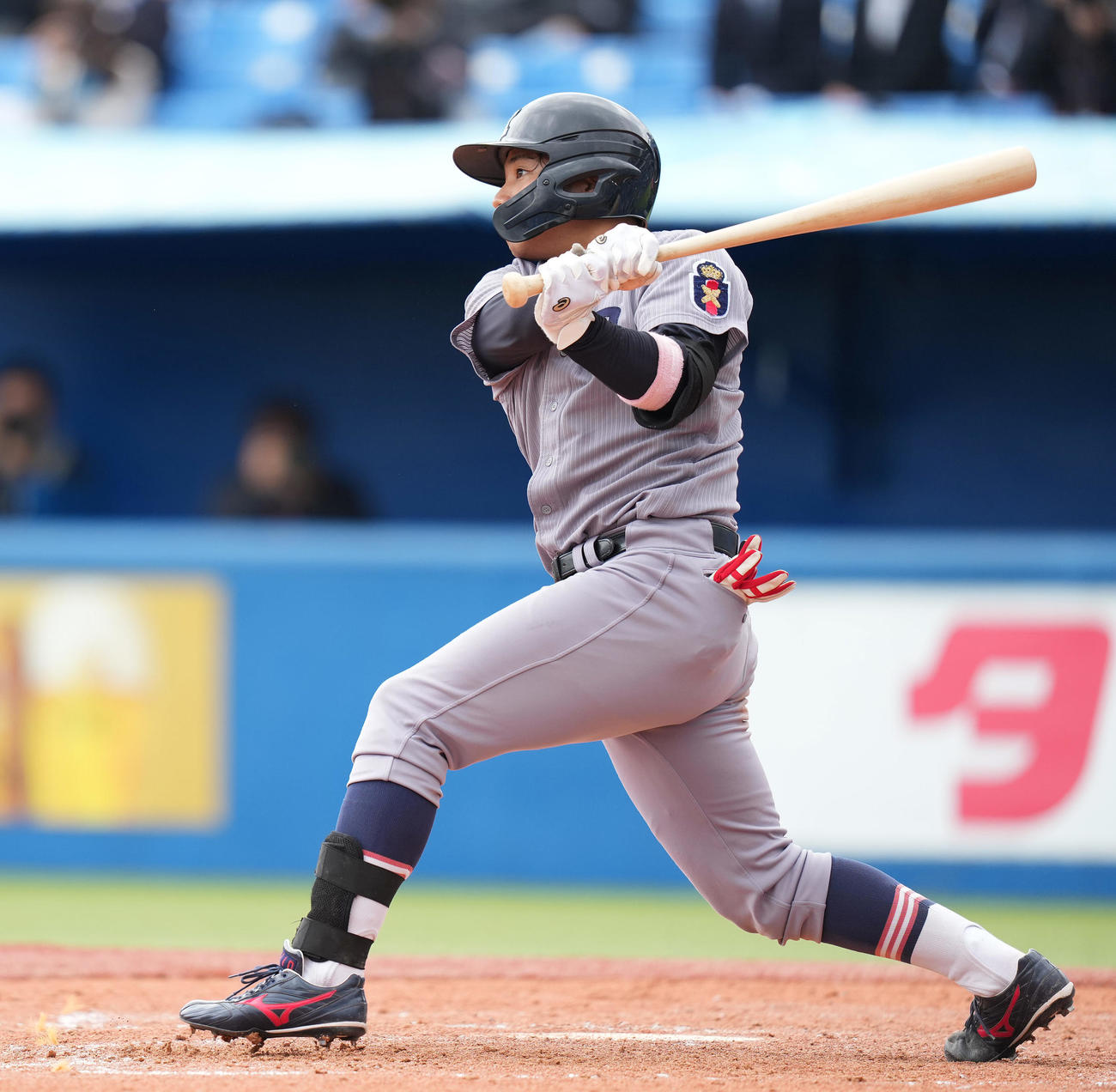 立大対慶大　4回裏慶大2死一、二塁、左2点適時二塁打を放つ栗林泰（撮影・鈴木みどり）