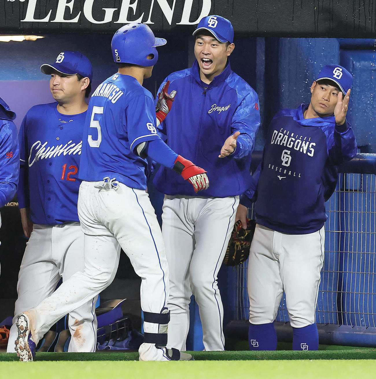 ヤクルト対中日　8回表中日無死満塁、満塁本塁打を放った村松（左から2人目）は、高橋宏（同3人目）らに迎えられる（撮影・足立雅史）