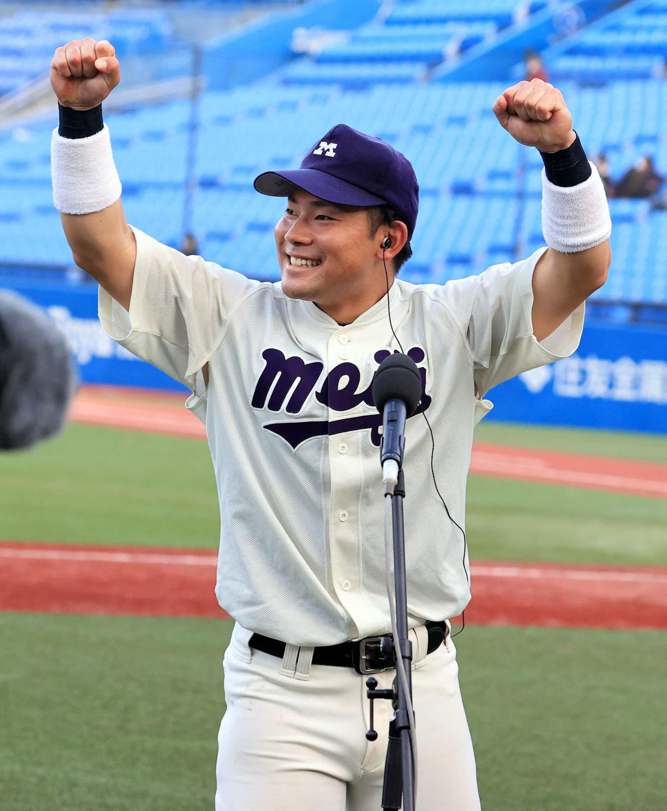 22年11月、明治神宮野球大会　大学の部決勝　国学院大対明大　優勝インタビューでスタンドにガッツポーズする明大村松