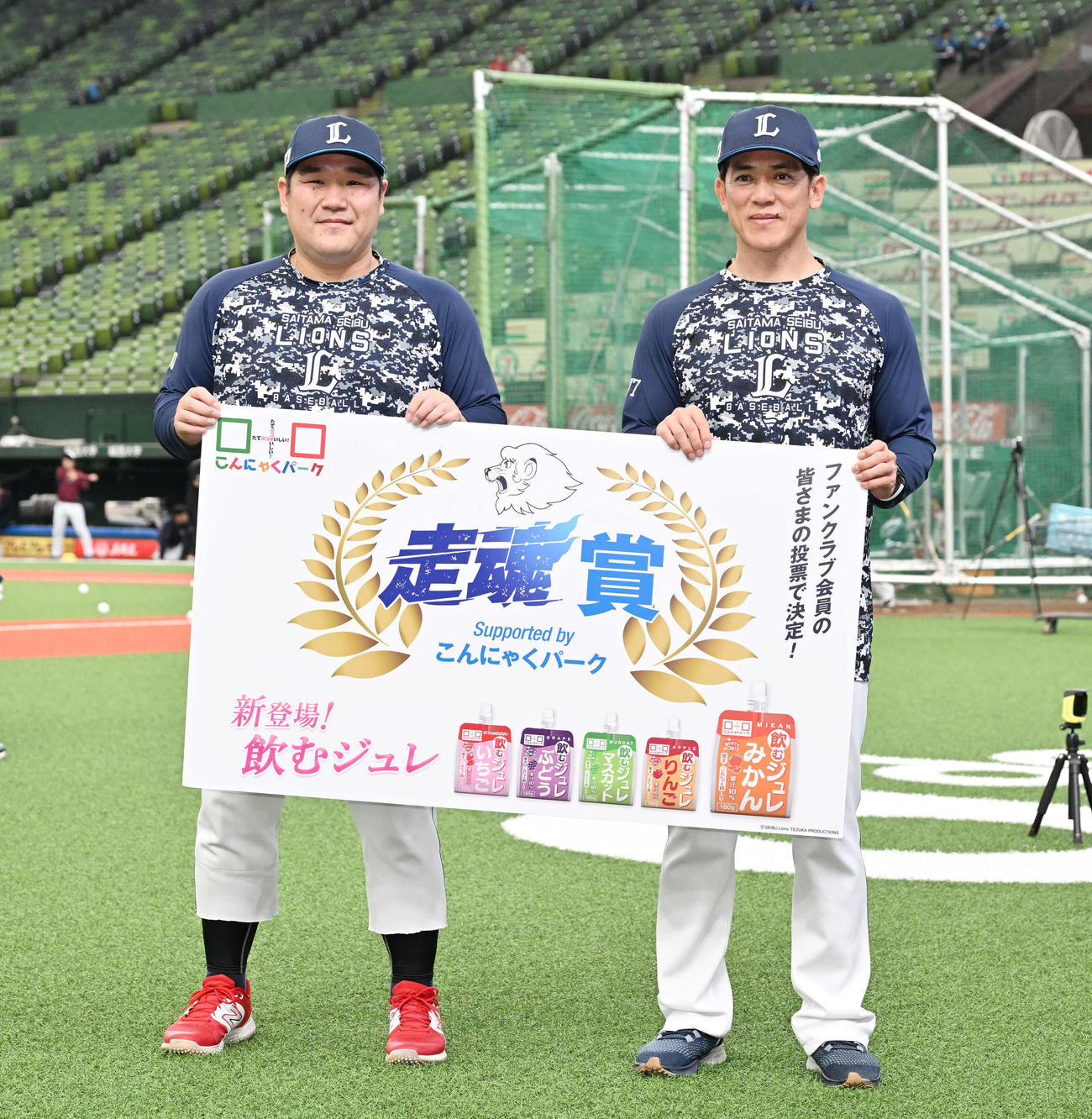 西武対楽天　試合前に走魂賞を受賞した西武中村（左）は松井監督と記念のパネルを手にする（撮影・滝沢徹郎）