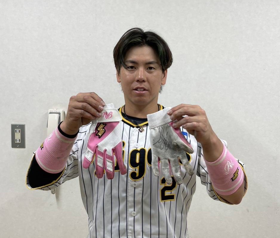 「SSK×赤い羽根　お母さんありがとう!マザーズデー・チャリティーオークション」にサイン入り母の日打撃グローブを出品する、阪神梅野