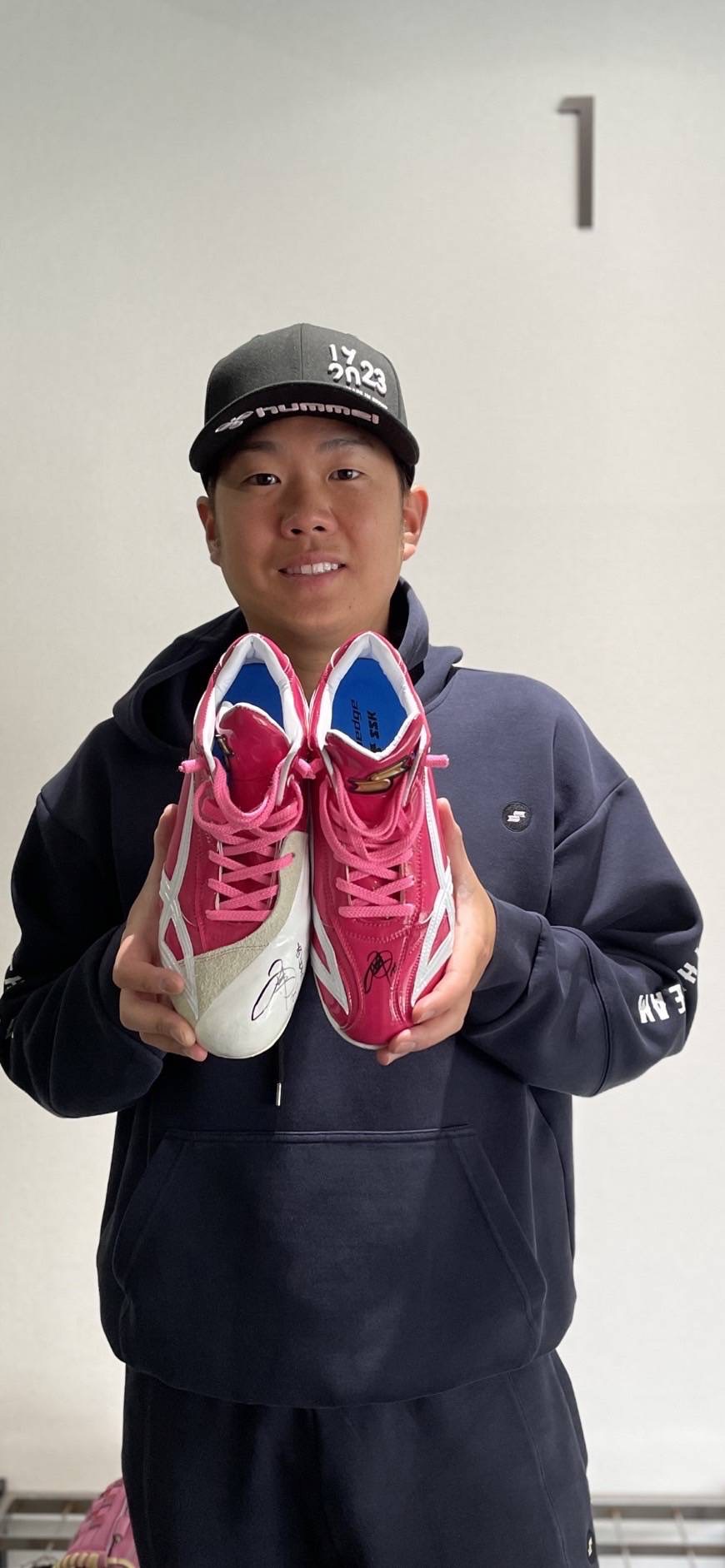 「SSK×赤い羽根　お母さんありがとう!マザーズデー・チャリティーオークション」にサイン入り母の日スパイクを出品する、阪神西勇