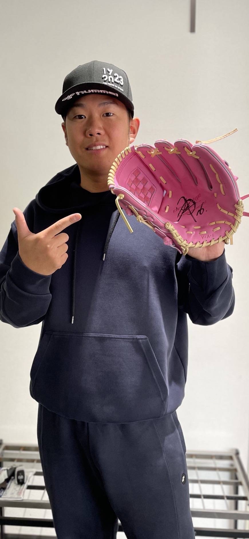 「SSK×赤い羽根　お母さんありがとう!マザーズデー・チャリティーオークション」にサイン入り母の日グラブを出品する、阪神西勇