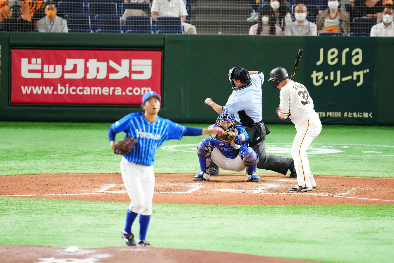 巨人－DeNA戦で三振のコールをする敷田球審（2021年8月22日撮影）