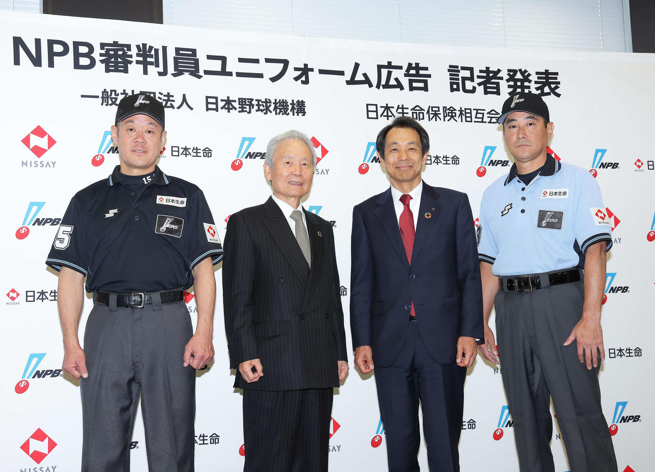 「NPB審判員ユニホーム広告記者発表」で写真に納まる、左から木内審判員、日本野球機構榊原コミッショナー、日本生命保険相互会社清水代表取締役社長、本田審判員（撮影・河田真司）