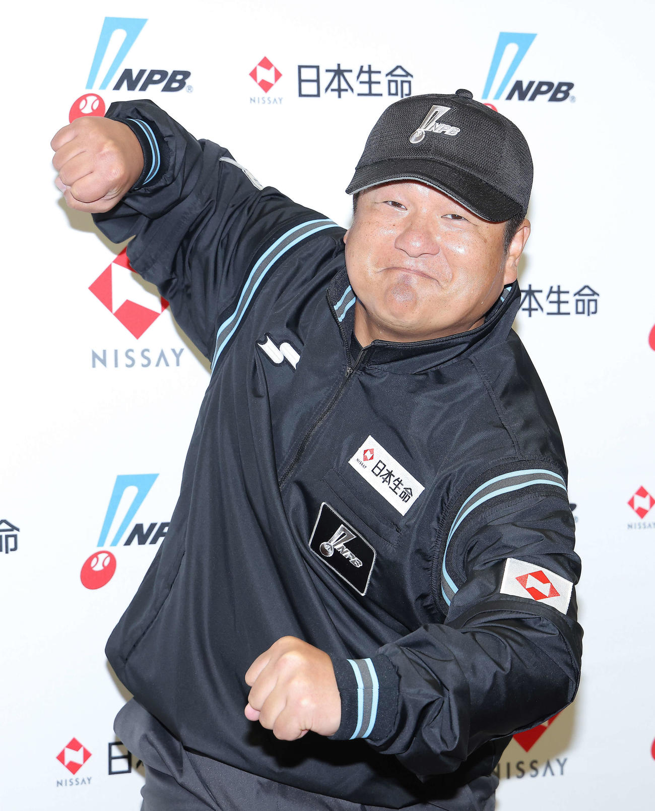 「NPB審判員ユニホーム広告記者発表」でポーズを決める敷田審判員（撮影・河田真司）