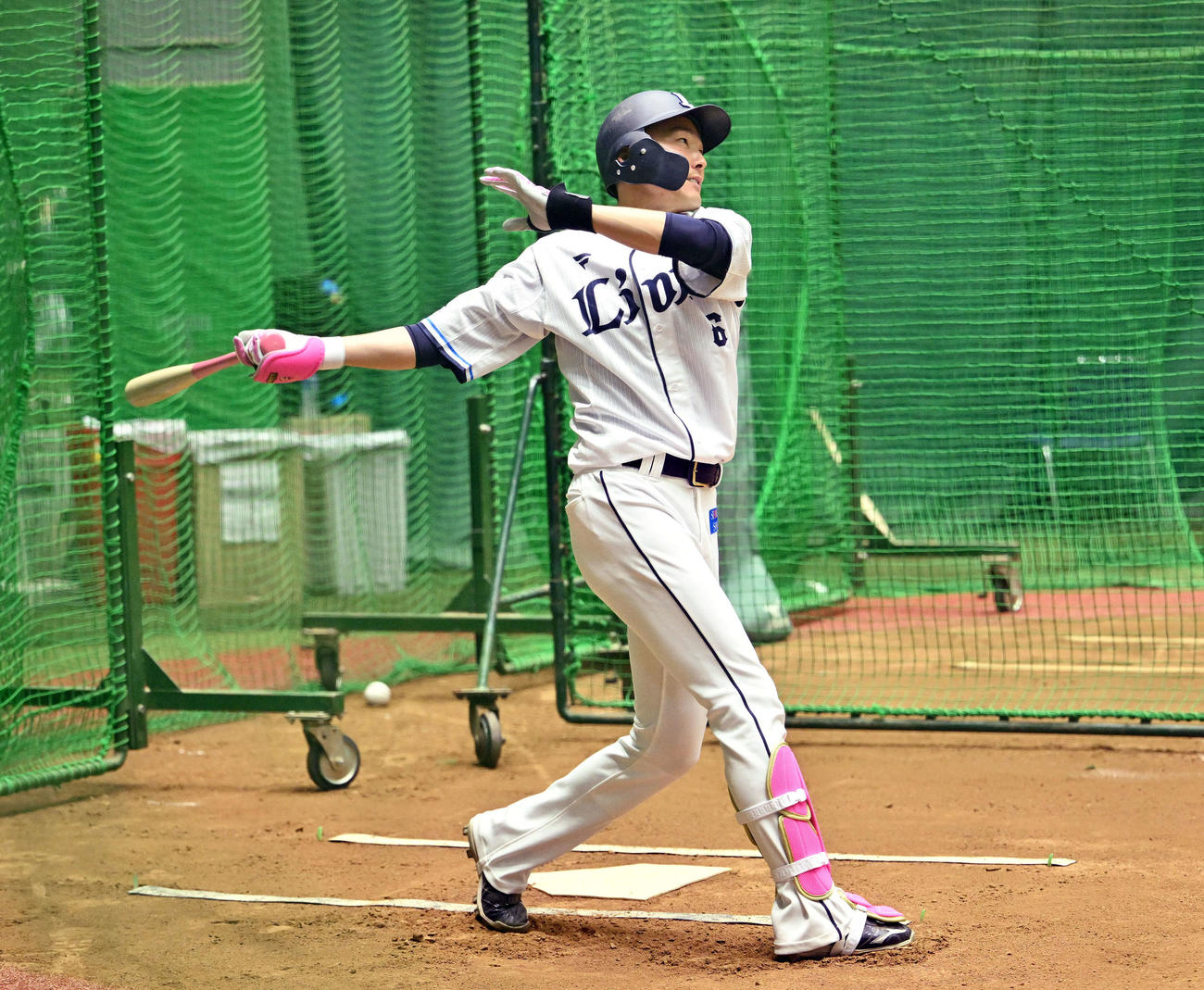 母の日にちなみピンク色の用具で調整に臨む西武源田（2023年5月14日撮影）