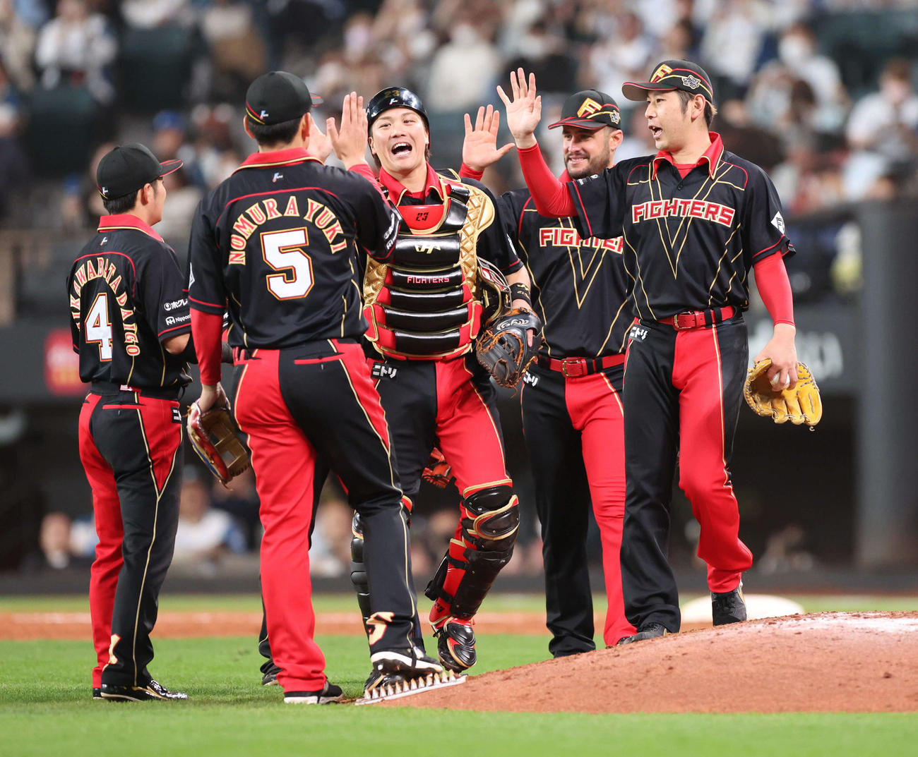 13日、“ヒーローユニホーム”でロッテ戦に勝利し喜ぶ日本ハムの選手たち