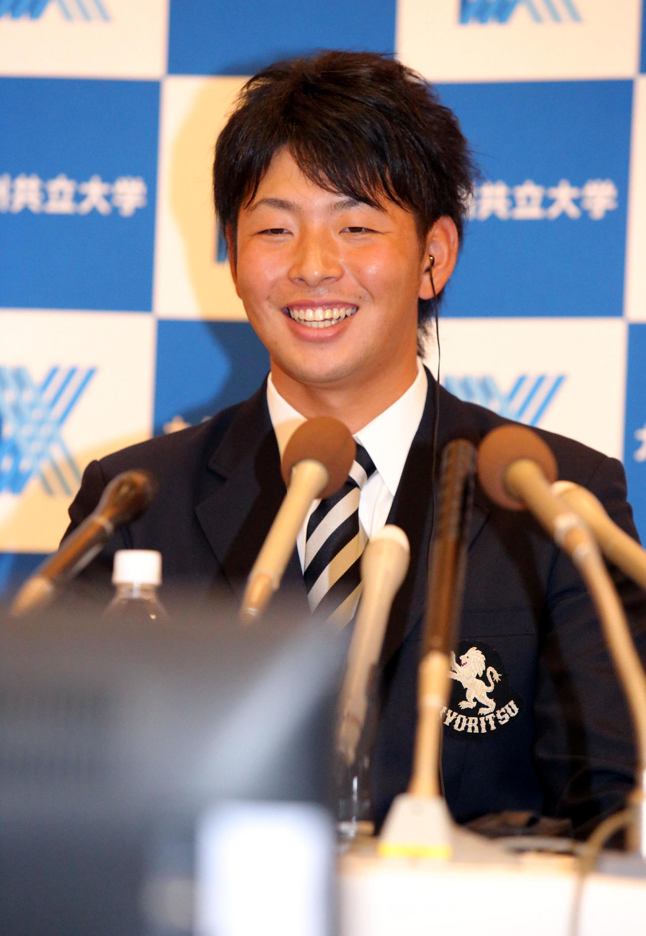 2013年10月24日、ドラフトの生中継を見ながら指名を受け笑顔を見せる九共大の大瀬良大地