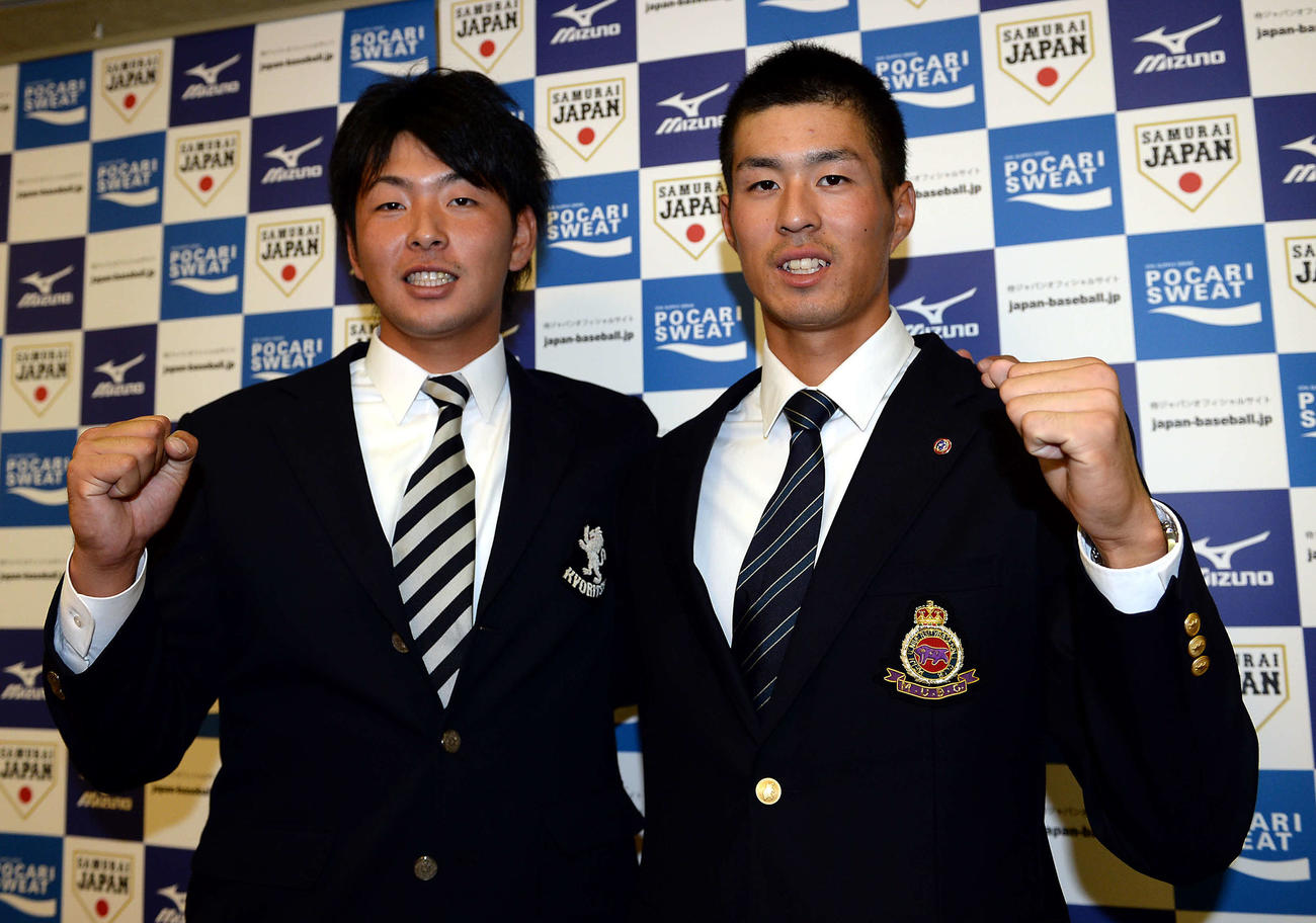 2013年11月5日、侍ジャパンに選ばれた大瀬良（左）と岡は笑顔でガッツポーズ