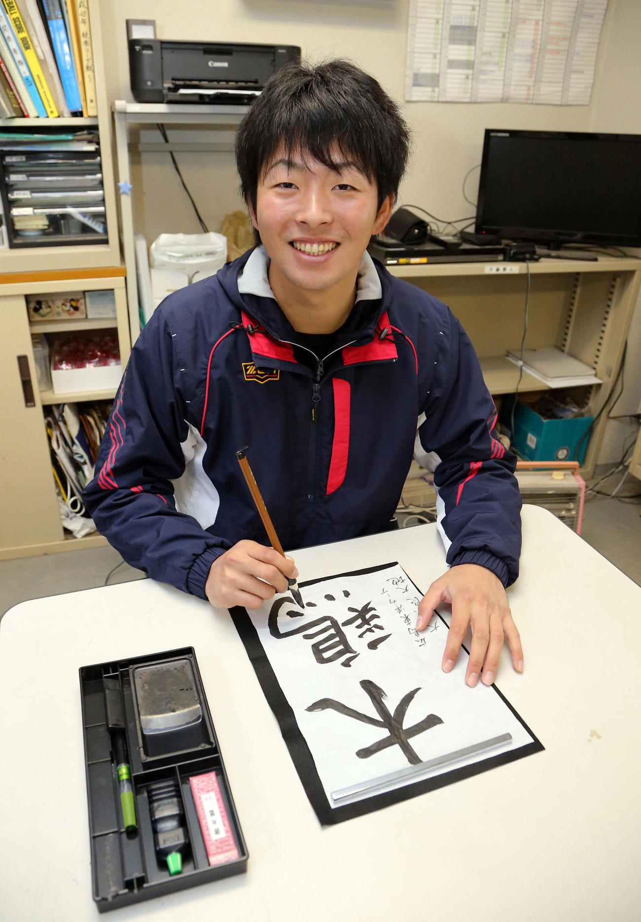 2013年12月、笑顔で書き初めする大瀬良大地