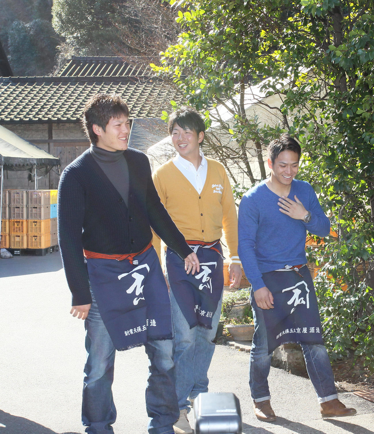 2014年2月、焼酎づくりを体験し、笑顔で試飲に向かう左から九里、大瀬良、田中