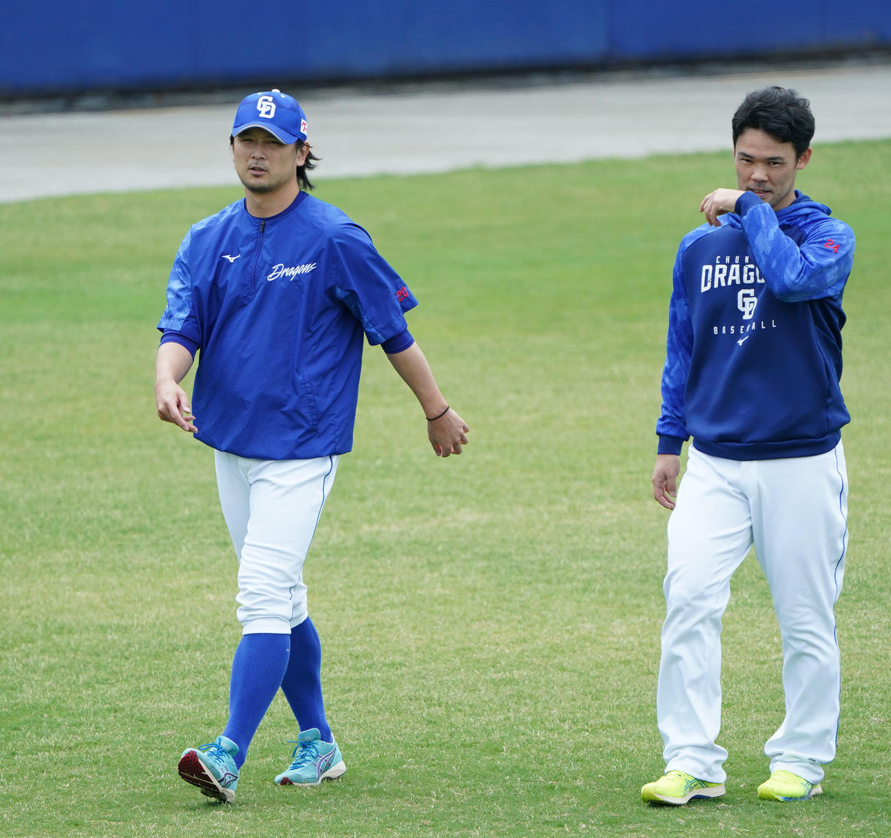 トレーニングの合間に涌井と言葉を交わす福谷（右）（撮影・森本幸一）