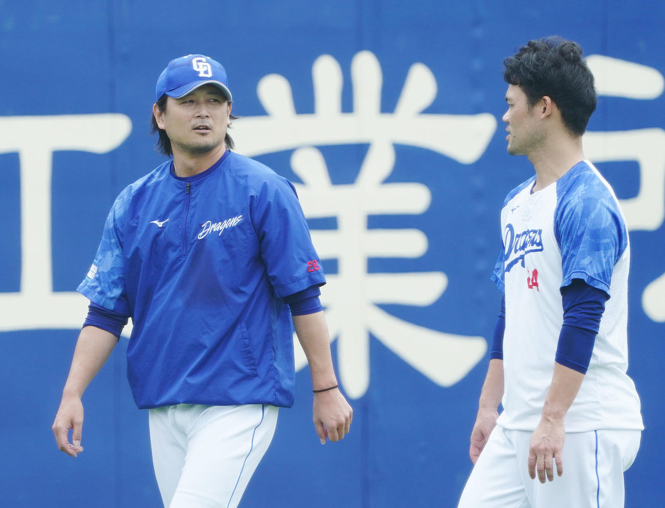 トレーニングの合間に福谷と言葉を交わす涌井（左）（撮影・森本幸一）
