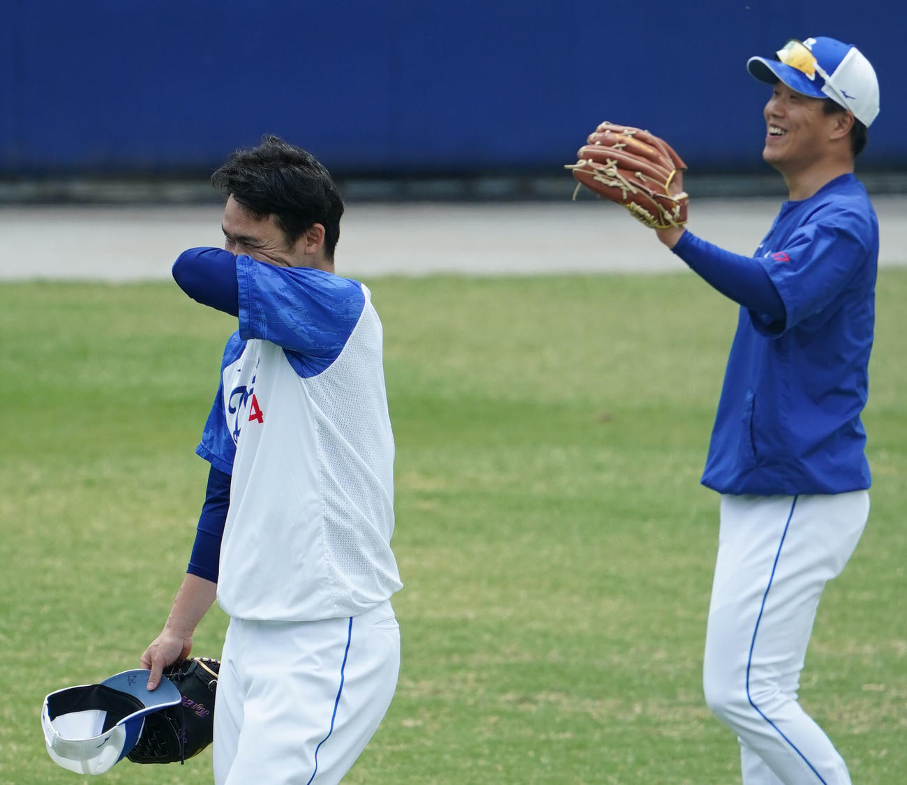 キャッチボールの合間に柳と言葉を交わす福谷浩司（左）（撮影・森本幸一）