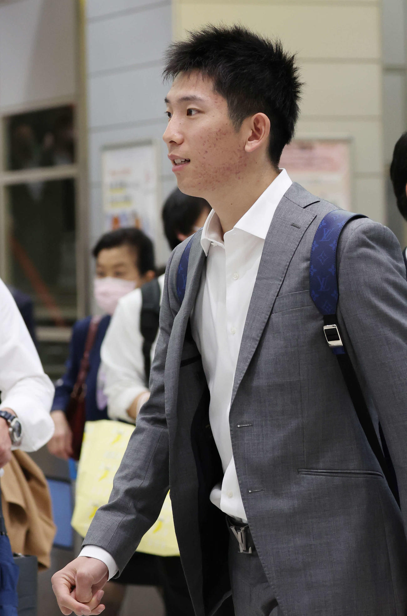 静岡入りした巨人戸郷（撮影・宮地輝）