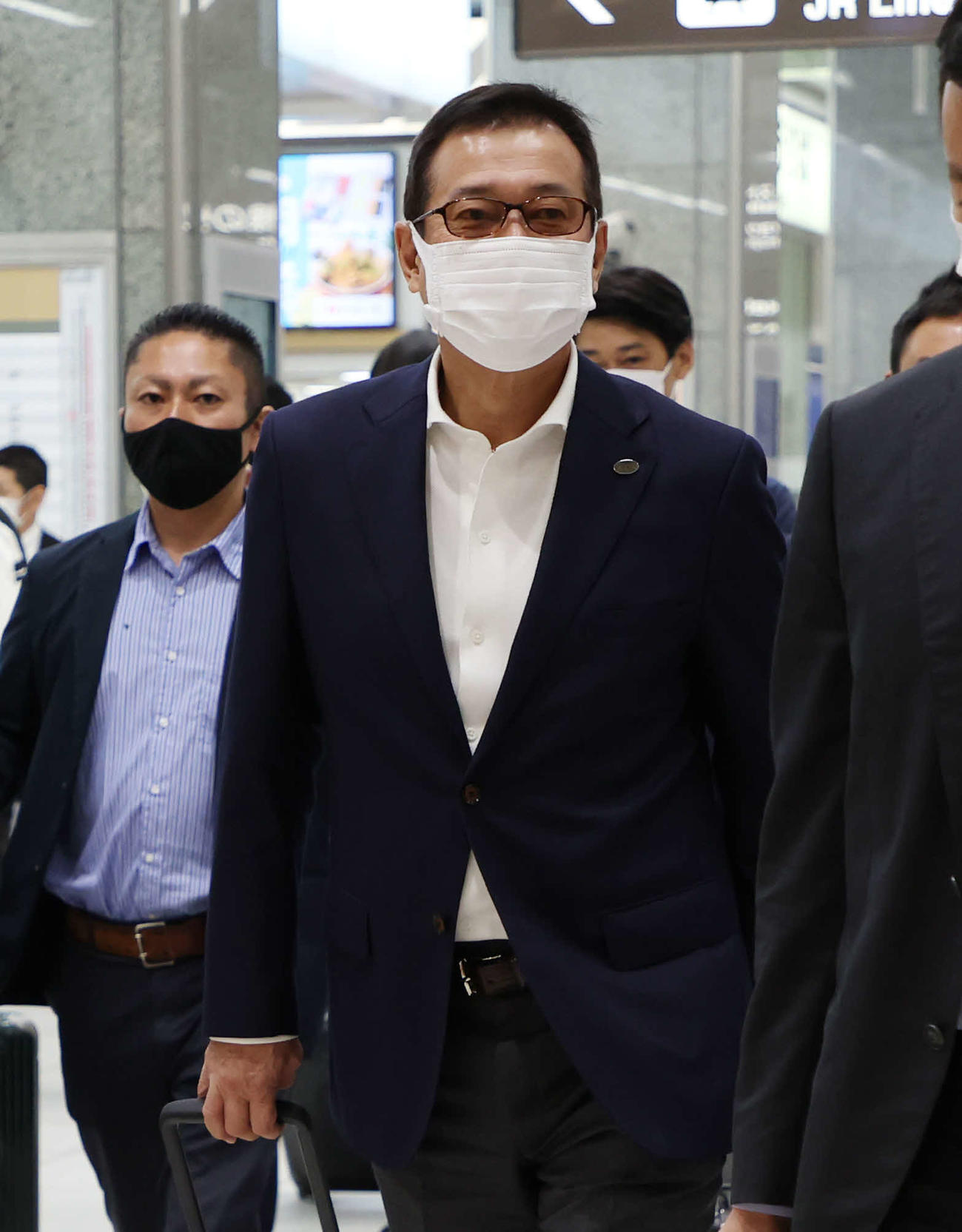 静岡入りした巨人原監督（撮影・宮地輝）