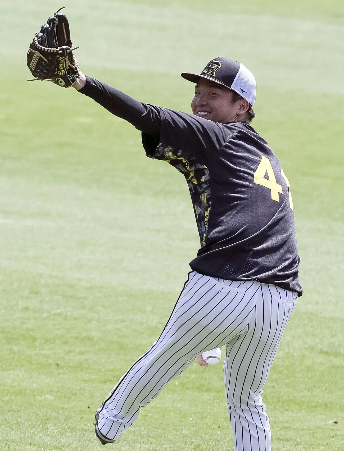 投手指名練習でキャッチボールする村上（撮影・上山淳一）