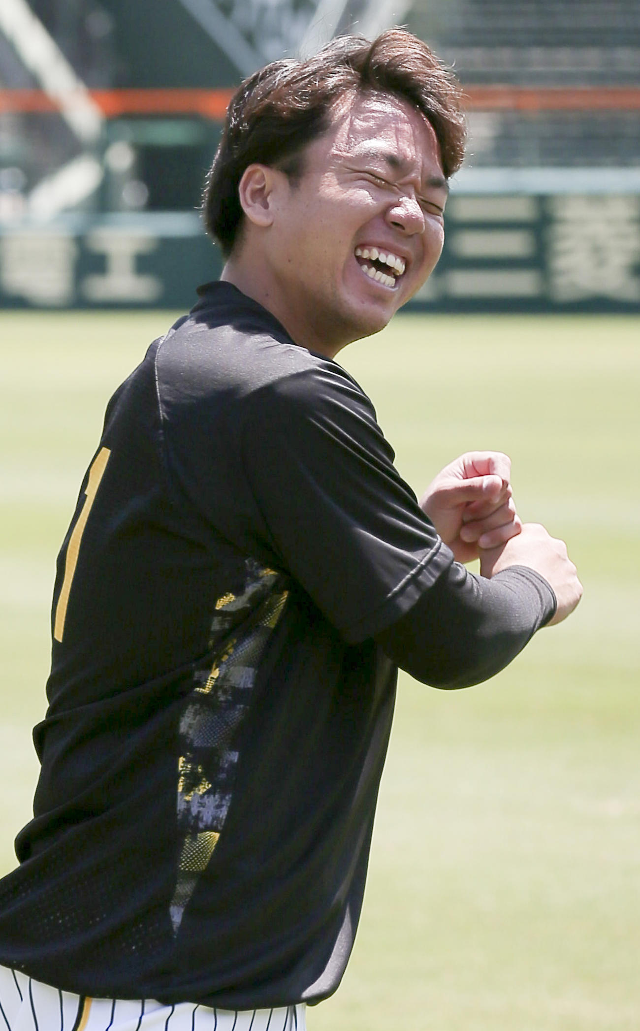 投手指名練習で笑顔を見せる村上（撮影・上山淳一）