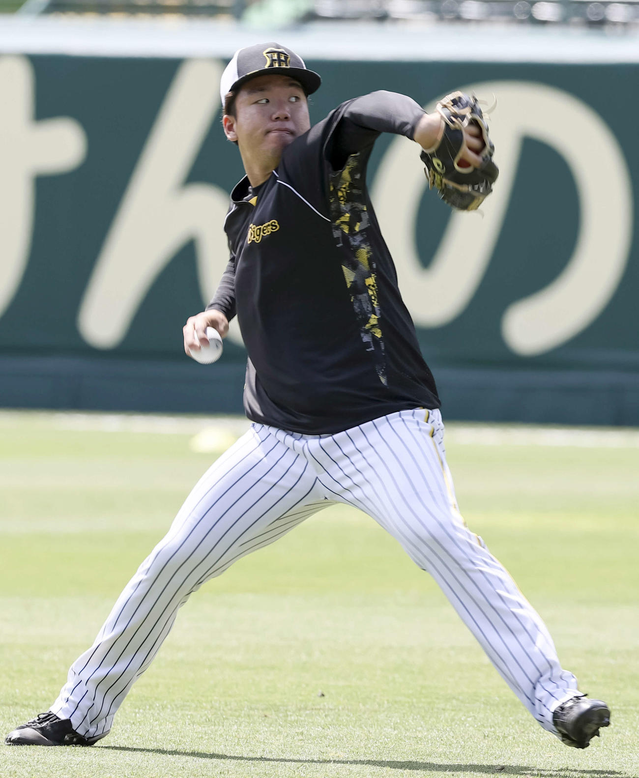 投手指名練習でキャッチボールする村上（撮影・上山淳一）