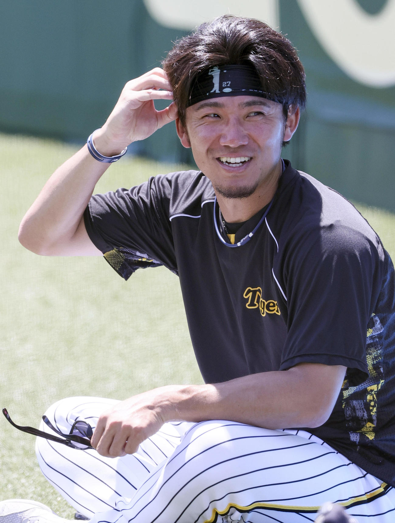 投手指名練習で笑顔を見せる伊藤将（撮影・上山淳一）