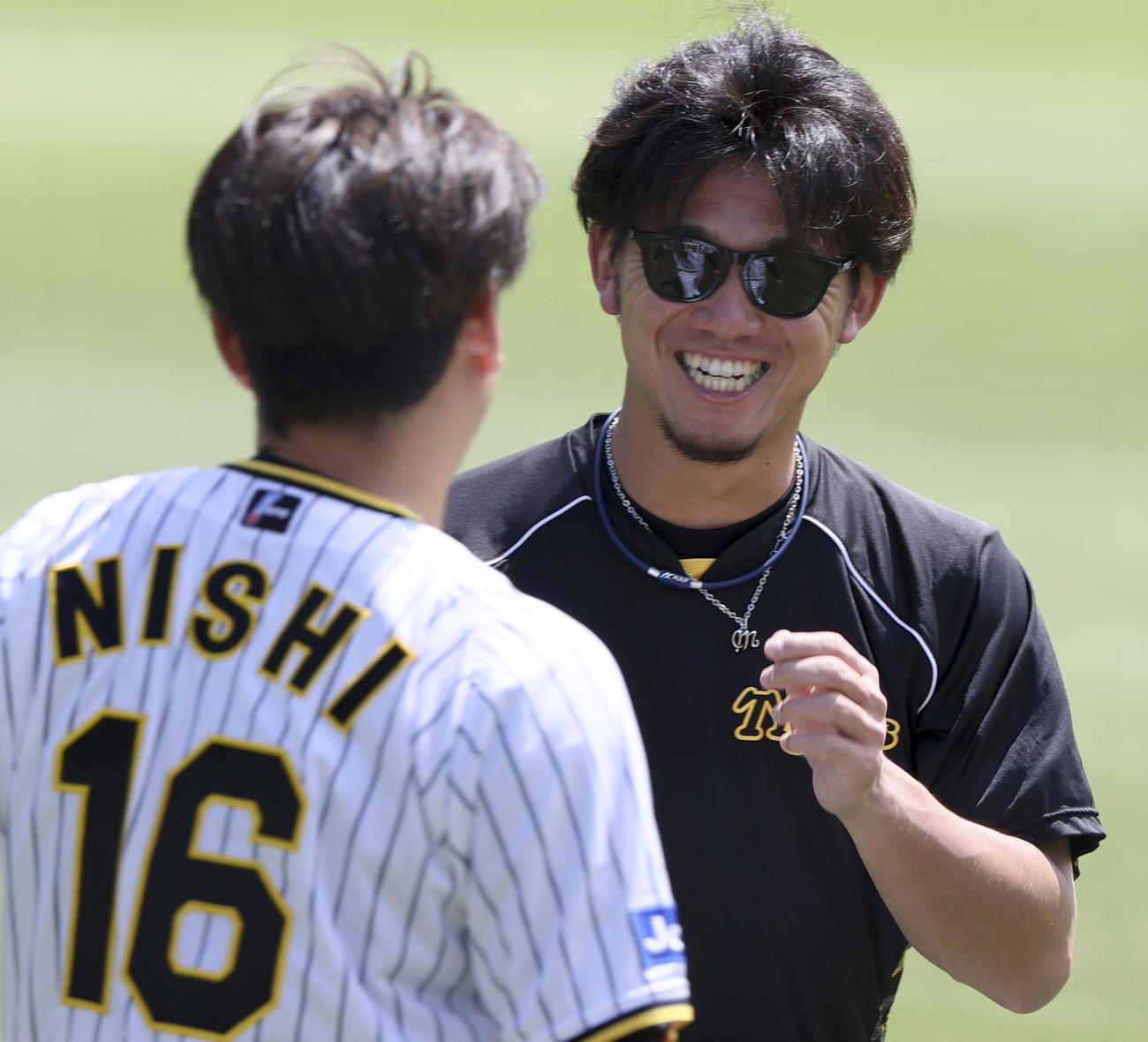 投手指名練習で西勇（手前）と笑顔で話す伊藤将（撮影・上山淳一）