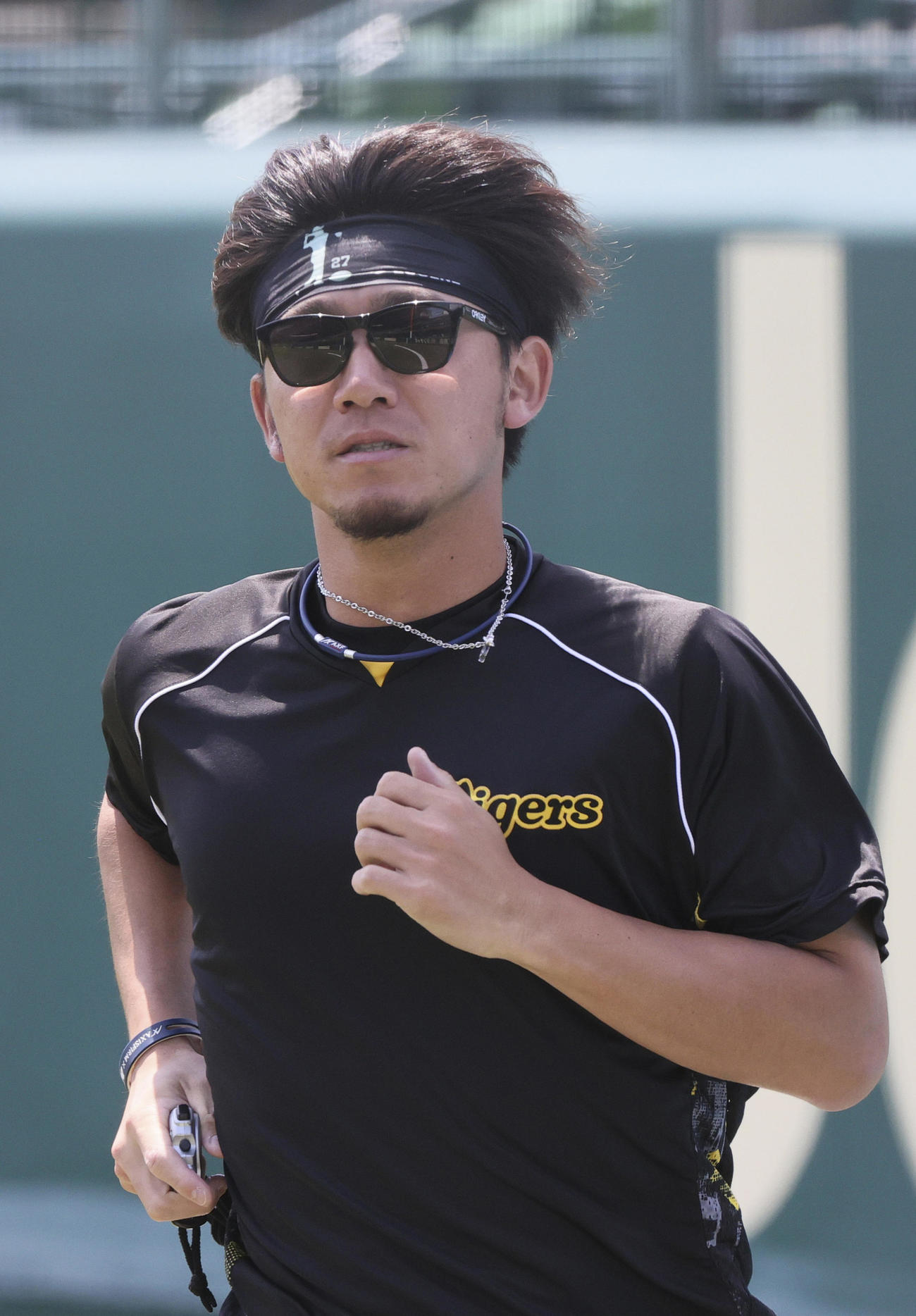 投手指名練習で汗を流す伊藤将（撮影・上山淳一）
