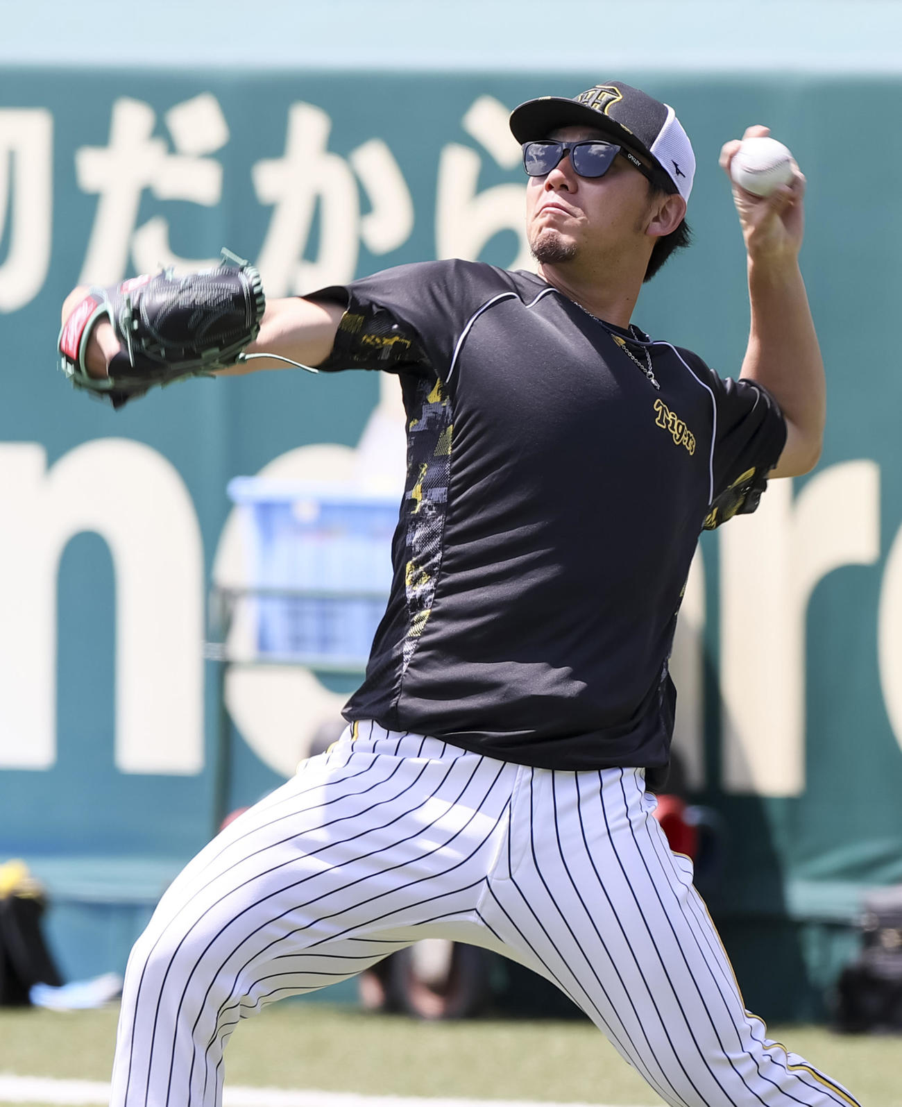 投手指名練習でキャッチボールする伊藤将（撮影・上山淳一）