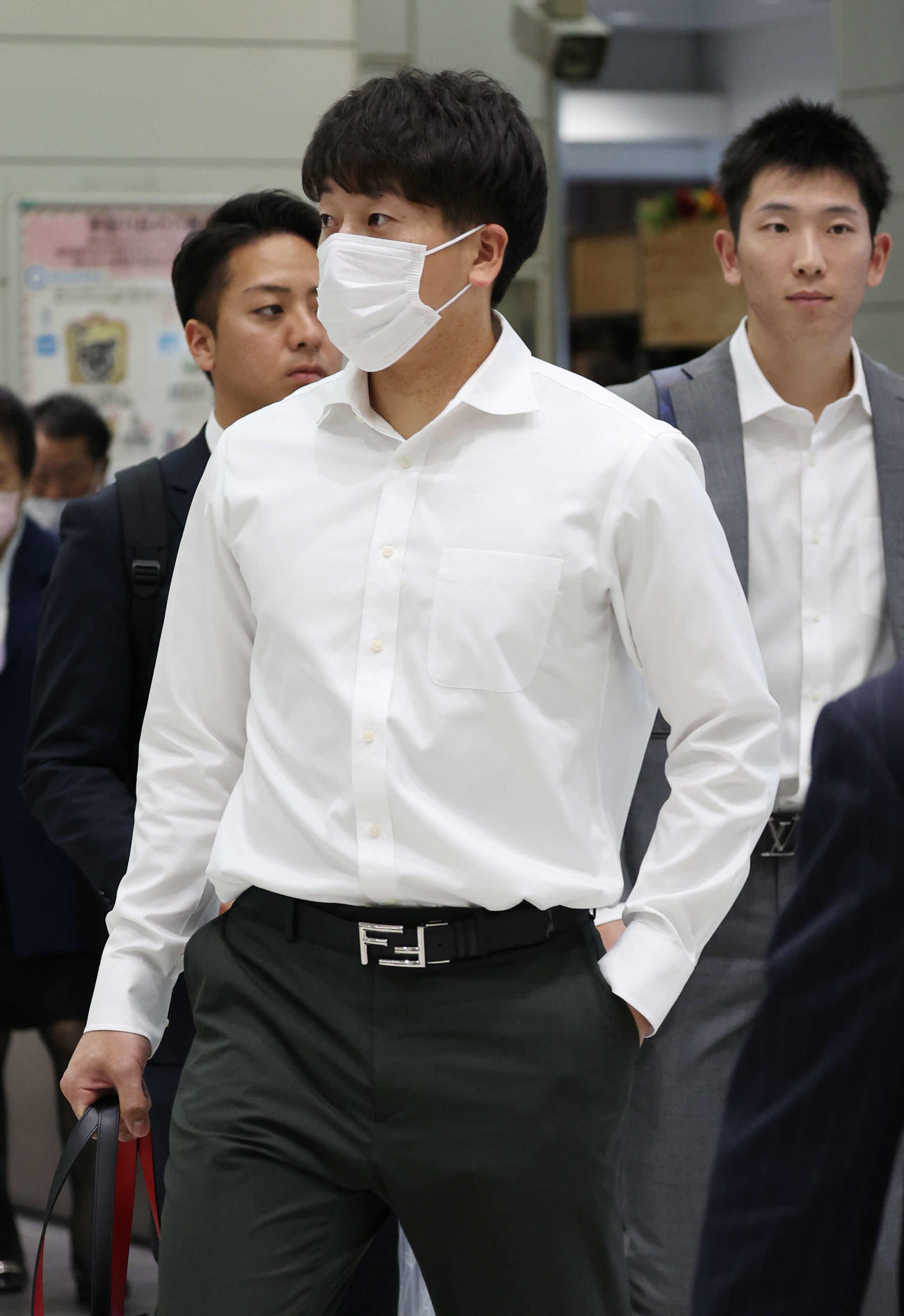 静岡入りした巨人大勢（手前）と戸郷（撮影・宮地輝）
