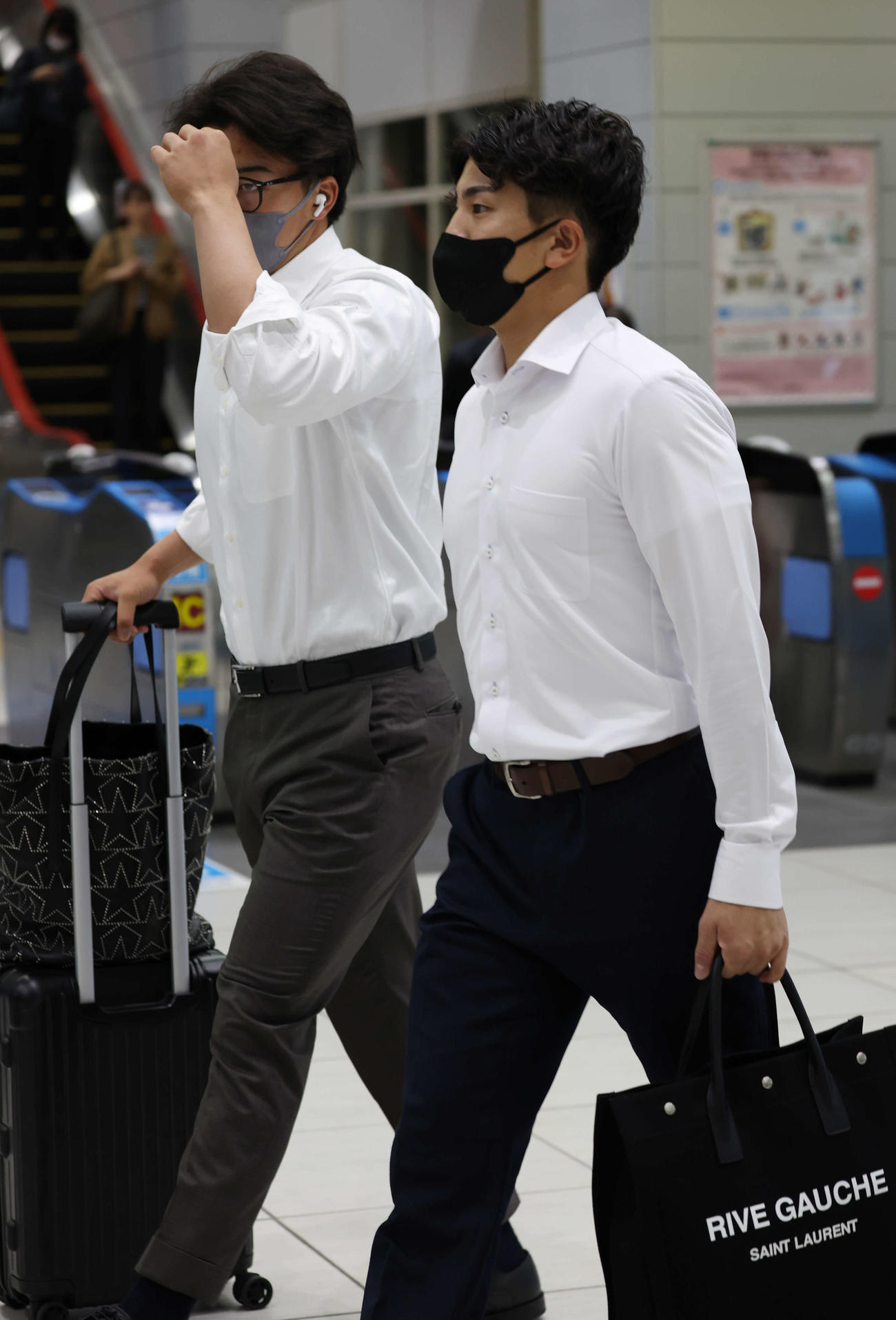 静岡入りした巨人菊田（左）と門脇（撮影・宮地輝）