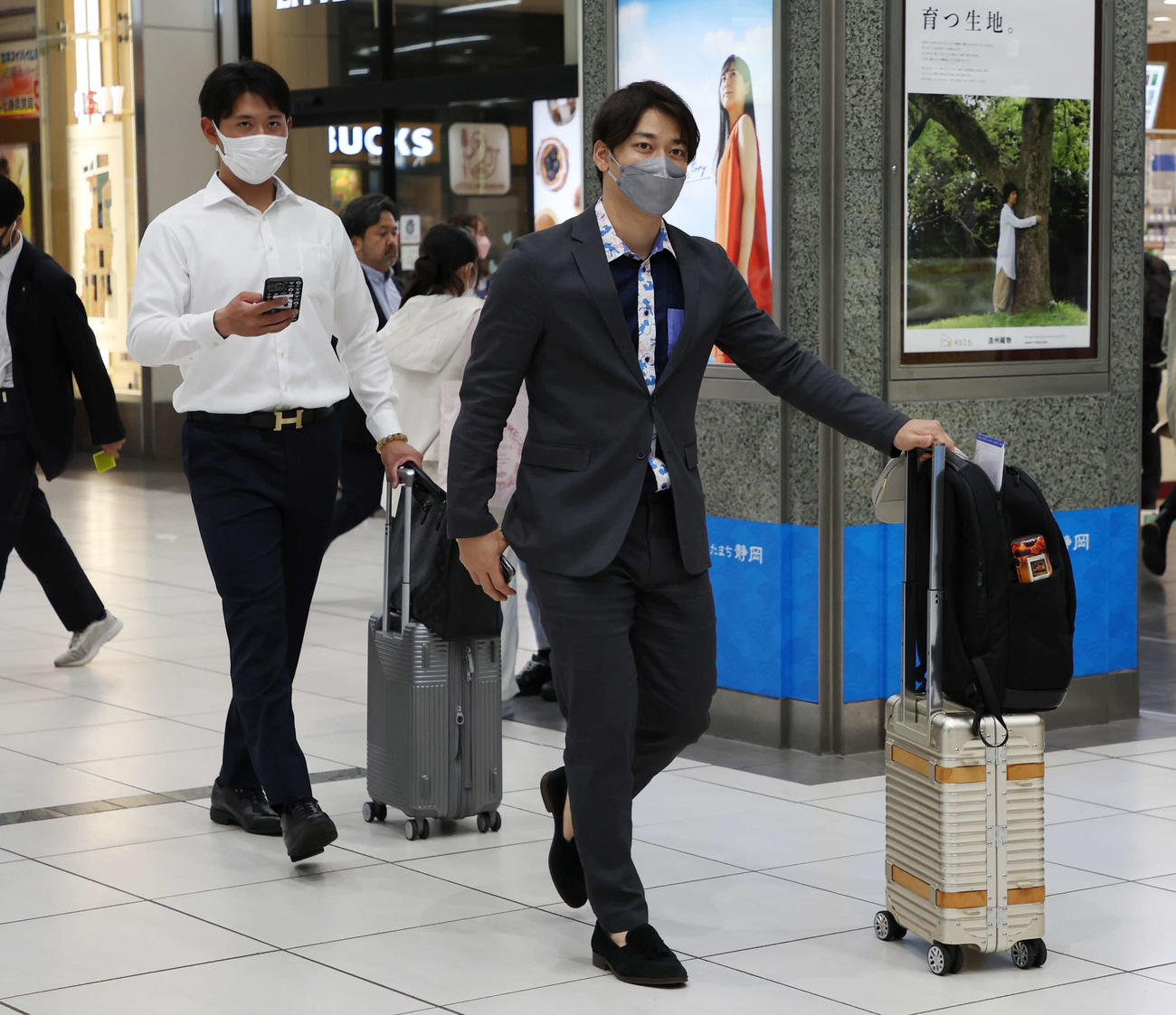 静岡入りした巨人平内（左）と高梨（撮影・宮地輝）