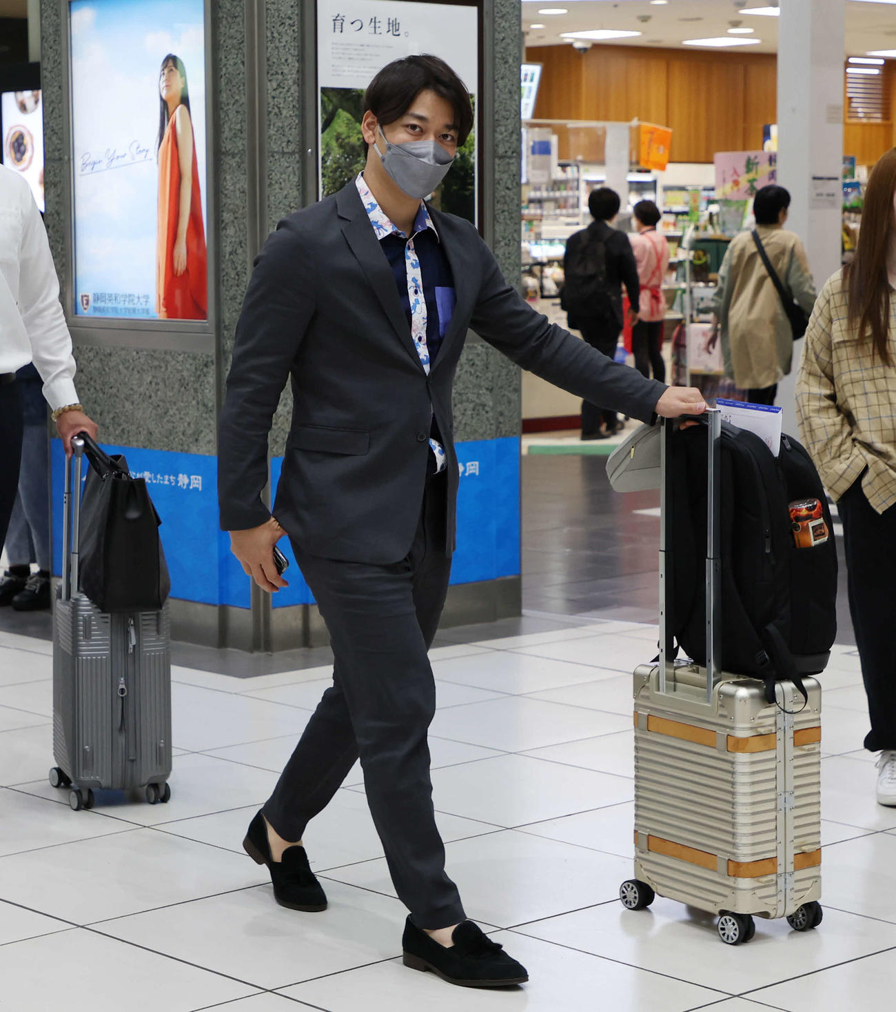 静岡入りした巨人高梨（撮影・宮地輝）
