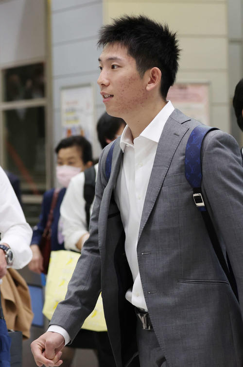 静岡入りした巨人戸郷（撮影・宮地輝）