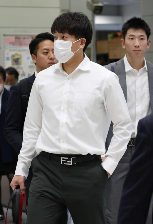 静岡入りした巨人大勢（手前）と戸郷（撮影・宮地輝）