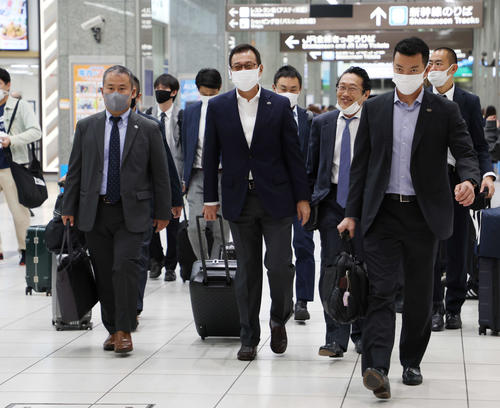 関係者に囲まれ、静岡入りした巨人原監督（撮影・宮地輝）