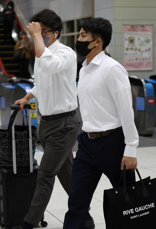 静岡入りした巨人菊田（左）と門脇（撮影・宮地輝）