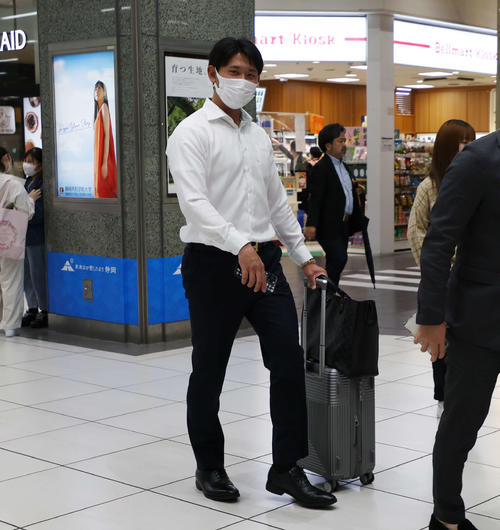 静岡入りした巨人平内（撮影・宮地輝）