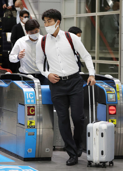 静岡入りした巨人菊地。後方は代木（撮影・宮地輝）
