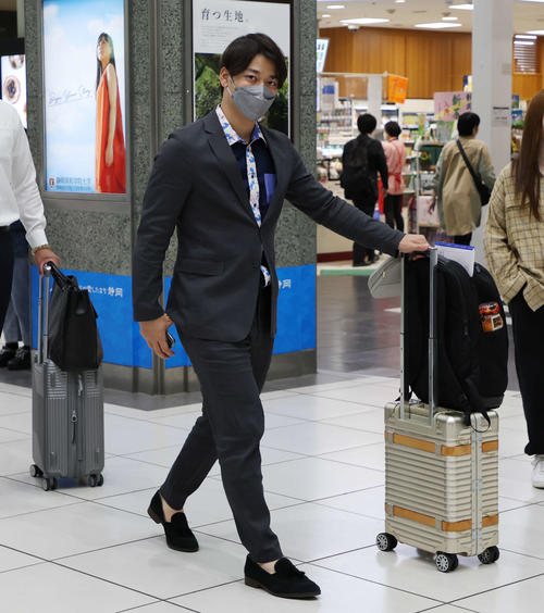 静岡入りした巨人高梨（撮影・宮地輝）