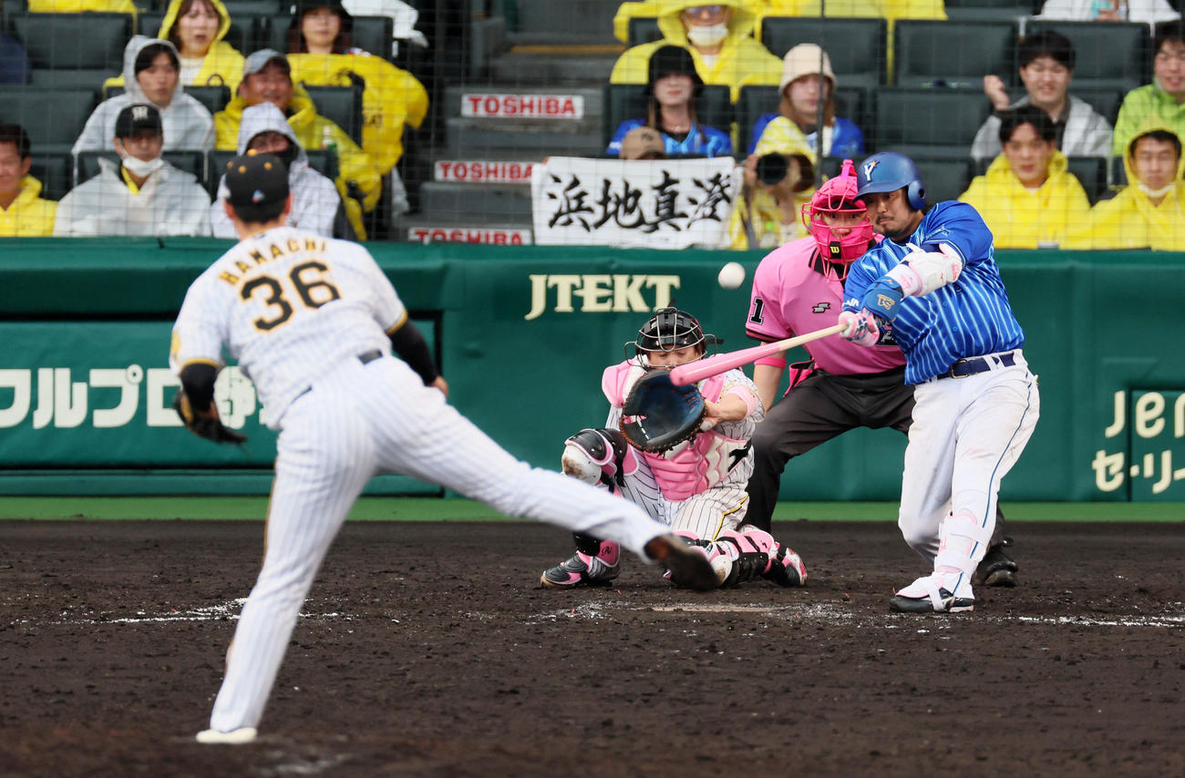 阪神対DeNA 8回、宮崎は左越えに9号本塁打を放つ。投手は浜地（23年5月14日撮影）