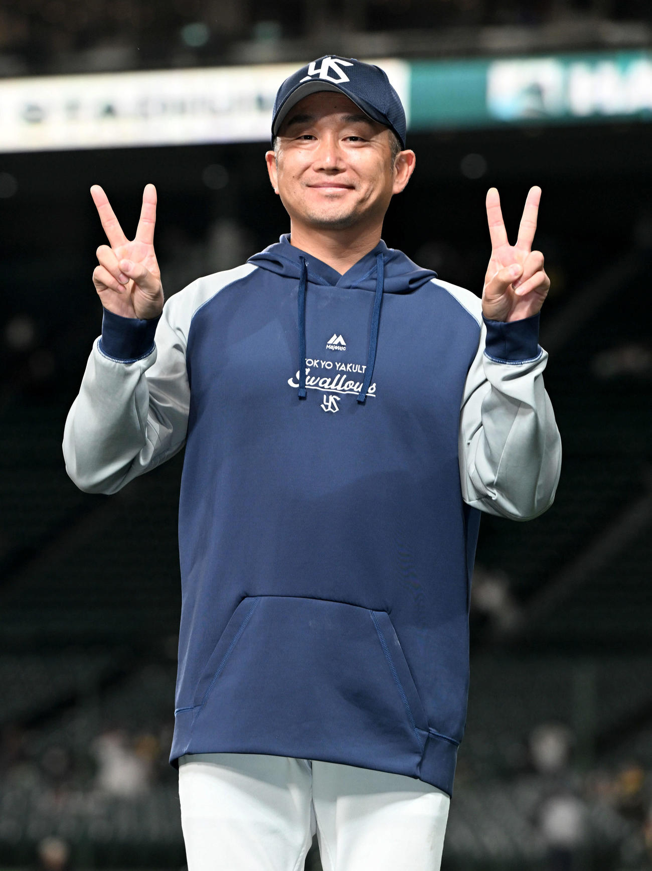 阪神対ヤクルト　22年連続勝利を挙げたヤクルト石川は両手で「22」を作る（撮影・石井愛子）