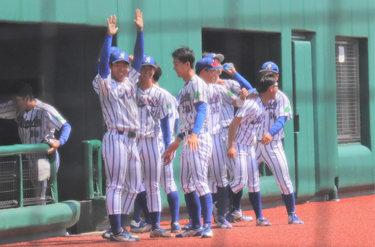 立正大対東農大　6回表立正大2死満塁　田近が適時二塁打を放ち盛り上がる立正大ベンチ（撮影・星夏穂）