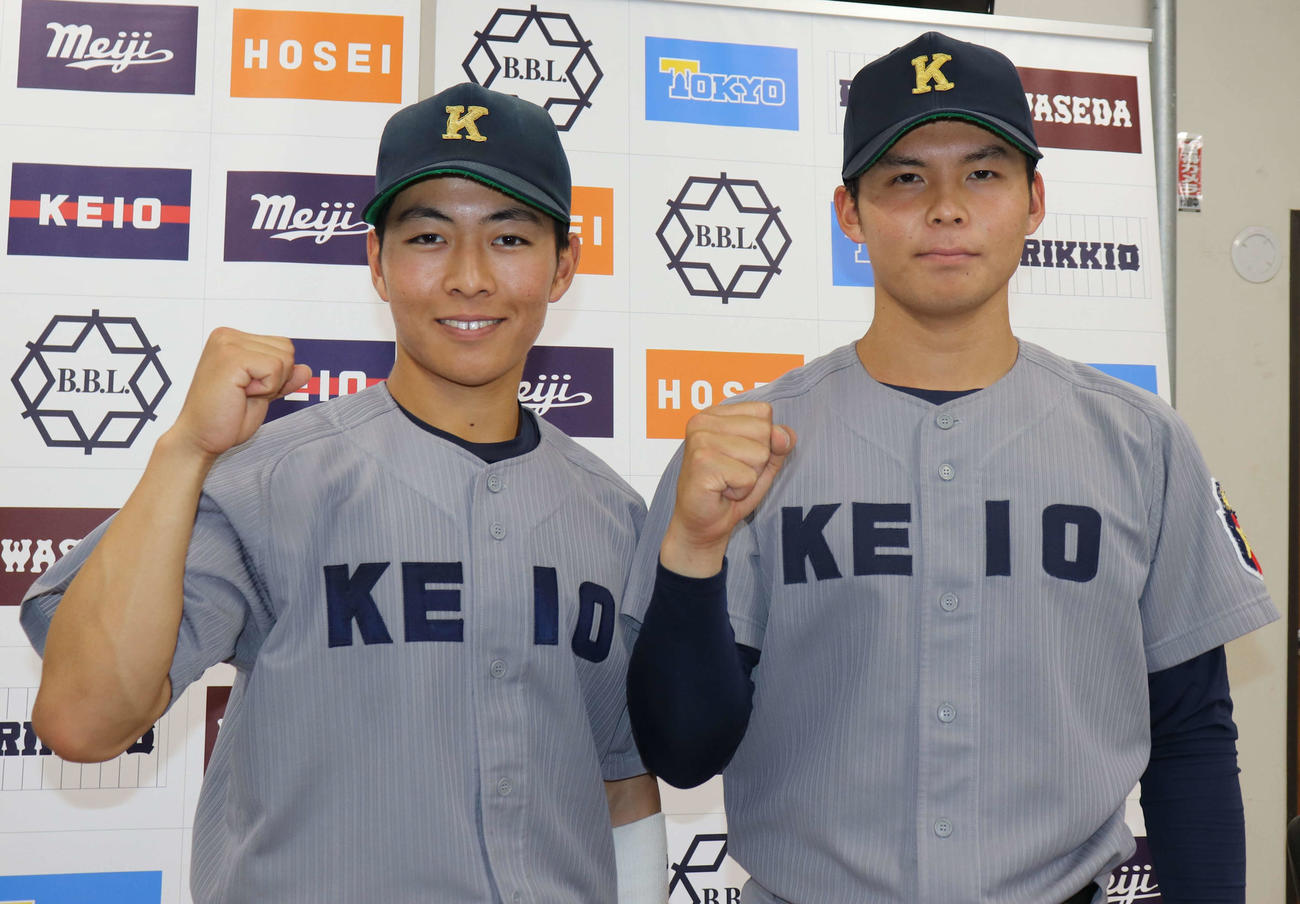 慶大対立大　試合後、ガッツポーズを見せる慶大・斎藤快（左）と外丸（撮影・村山玄）