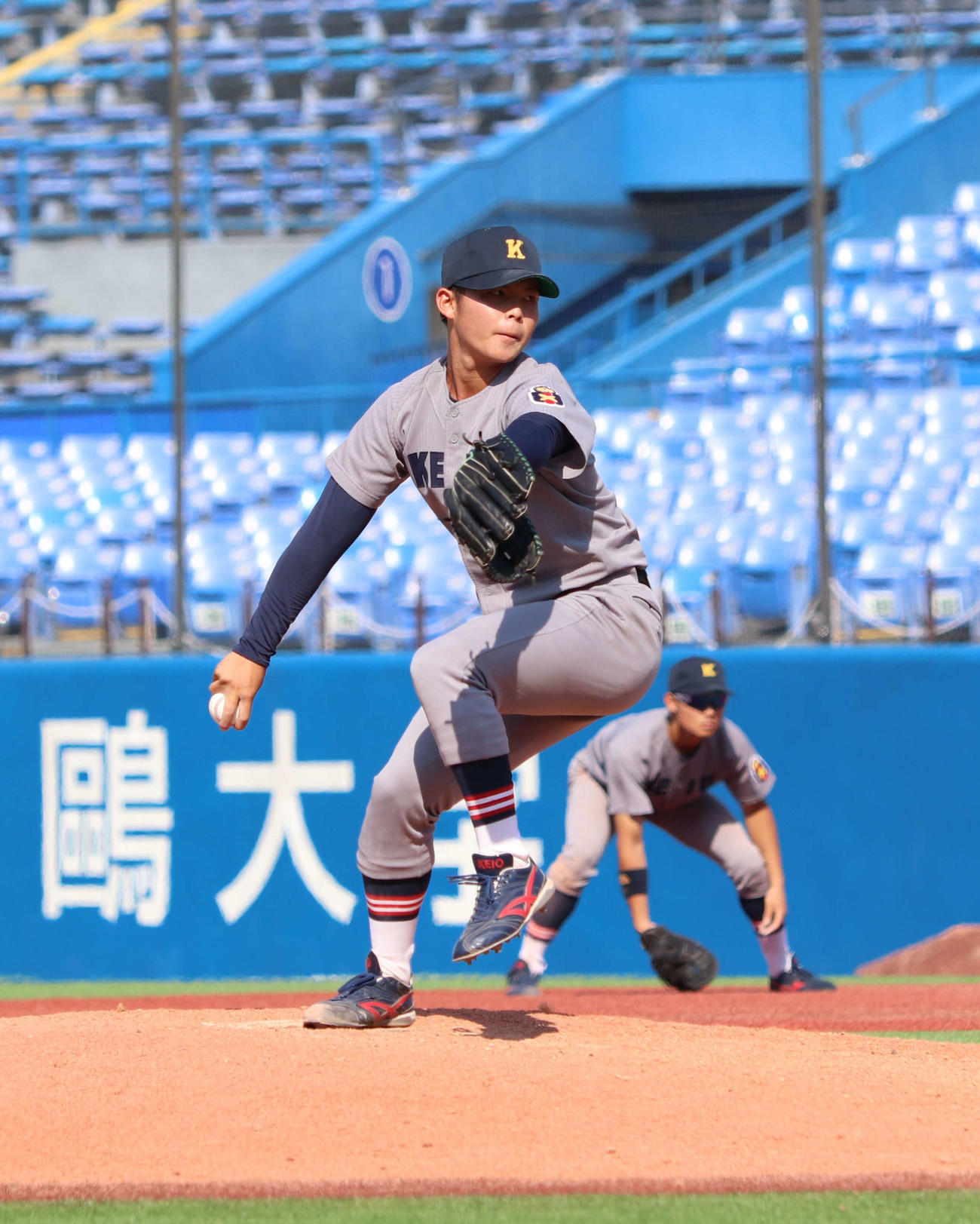 慶大対立大　先発し力投する慶大・外丸（撮影・黒須亮）