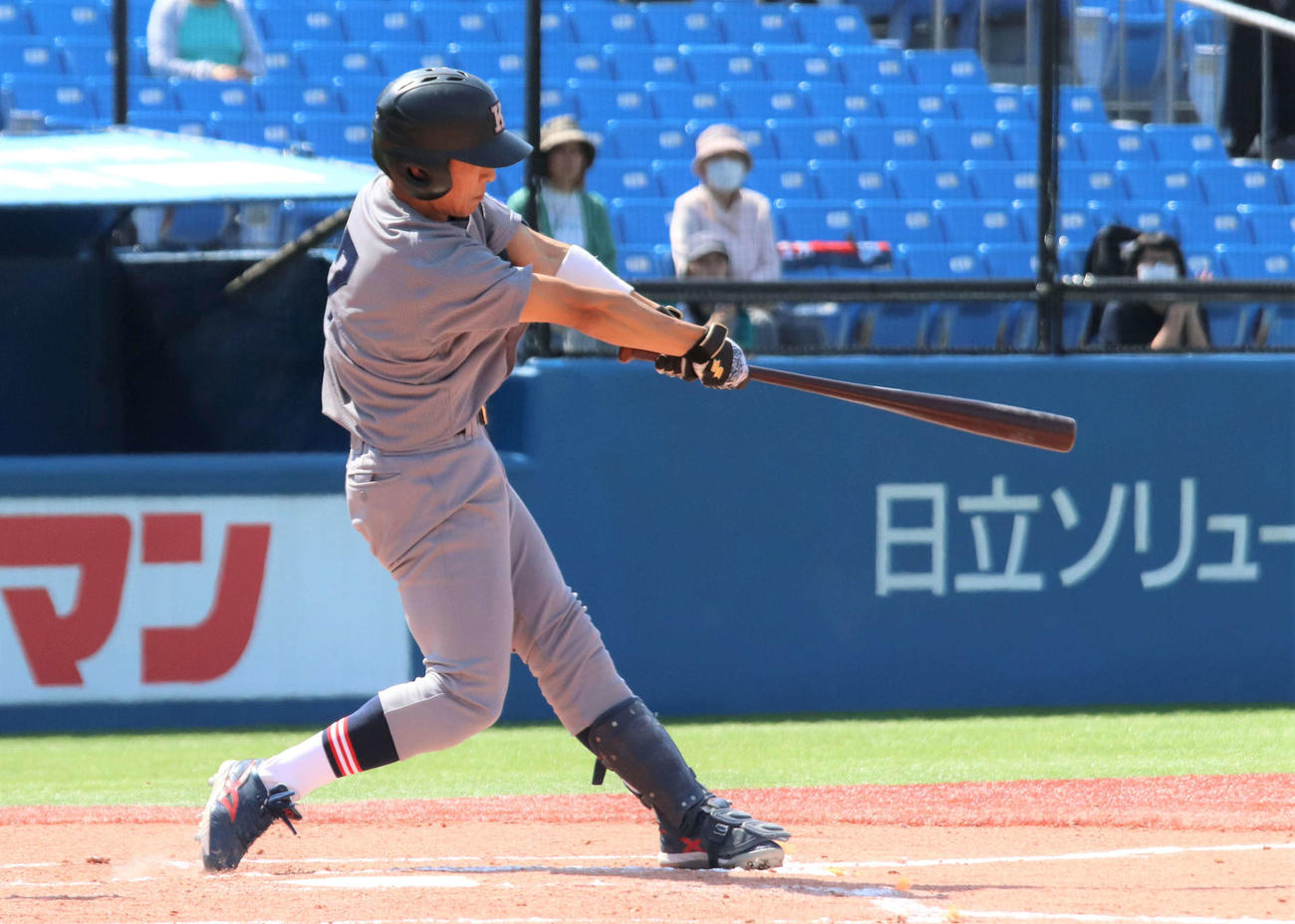慶大対立大　6回表慶大2死一、二塁、左越え3点本塁打を放つ斎藤快（撮影・村山玄）