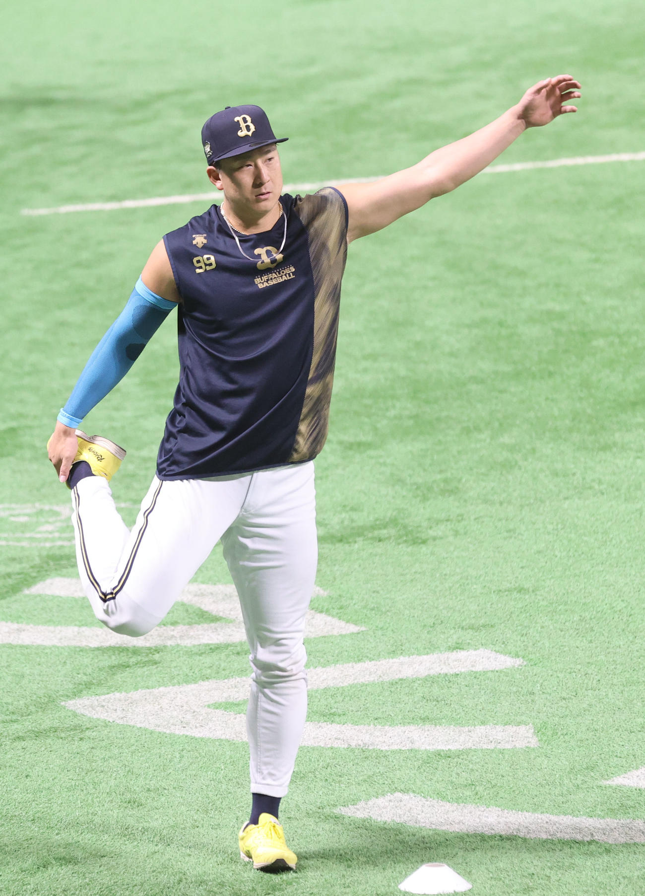 ウエスタン・リーグ　ソフトバンク対オリックス　試合前、体をほぐす杉本裕太郎（撮影・梅根麻紀）