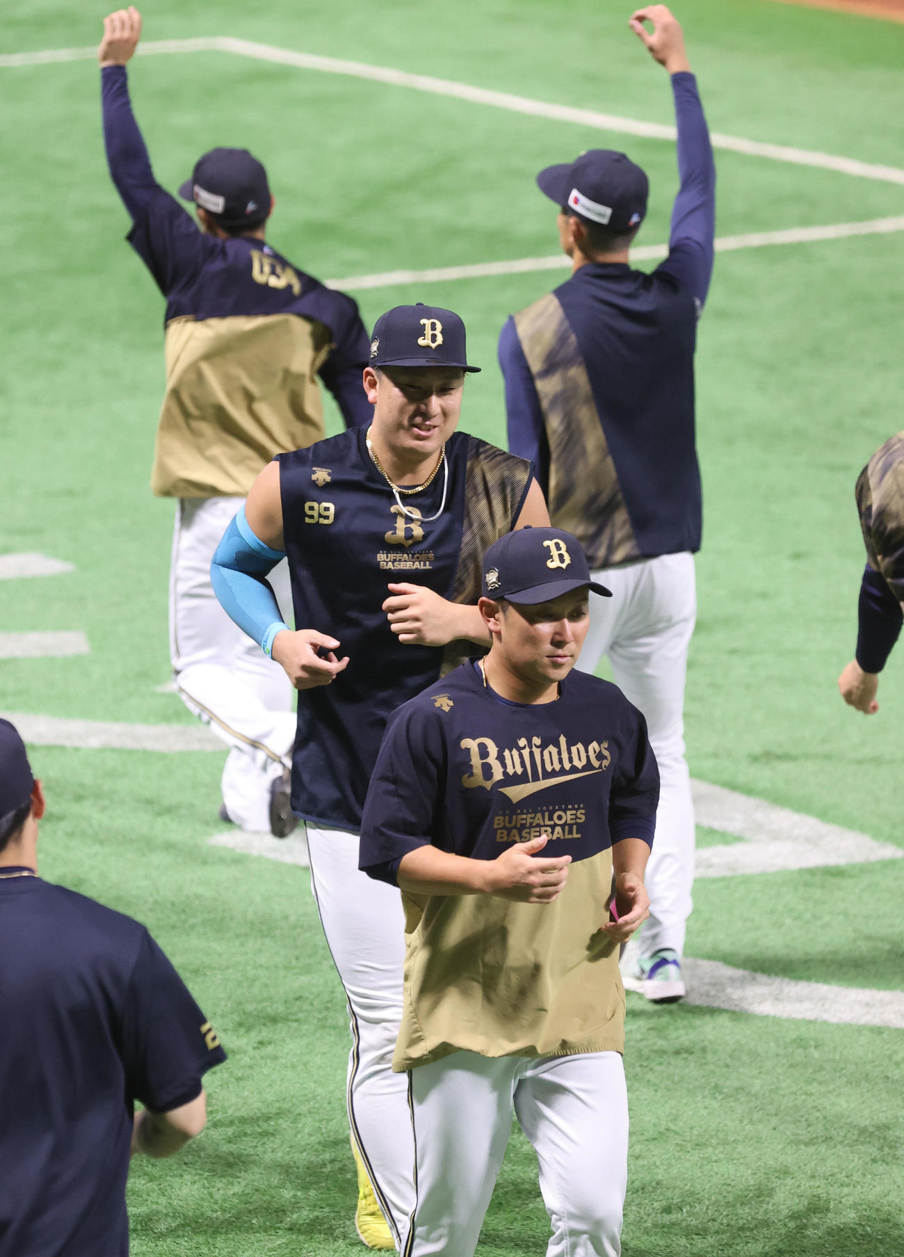 ウエスタン・リーグ　ソフトバンク対オリックス　試合前、体をほぐす杉本裕太郎（撮影・梅根麻紀）